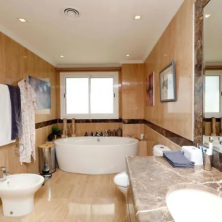 Luxurious Penthouse شقة